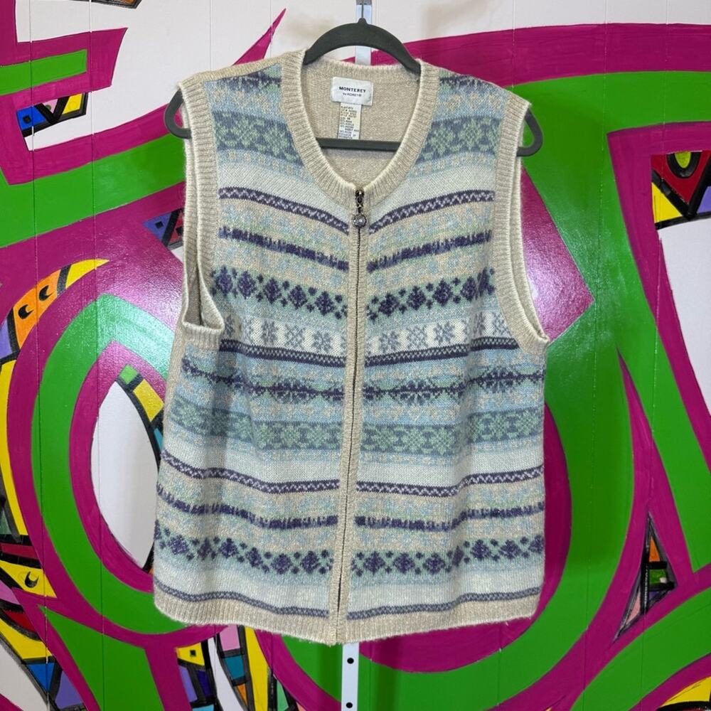 Monterey by Koret, Cream Knit Sweater Vest. Size Medium. Excellent condition!